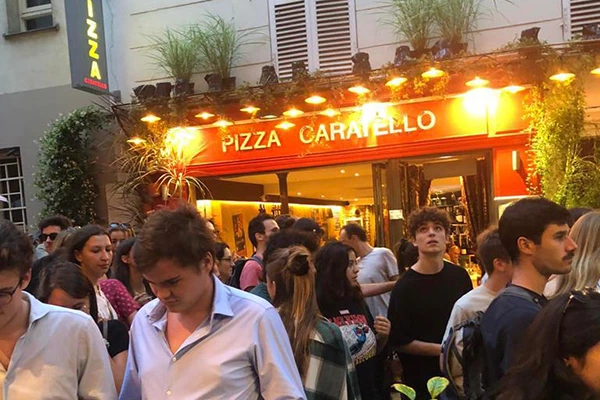 Clients chez Pizza Caratello